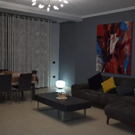 Spacious Family In The Centre Of * טיראנה